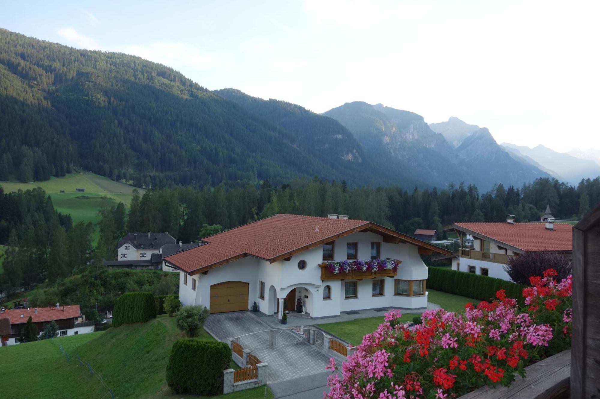 Alpen Gasthof Apartments Hohe Burg Trins Exterior foto